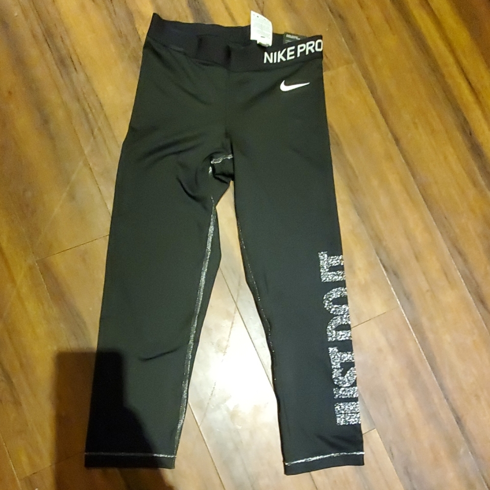 BNWT Womens Nike workout capri size small